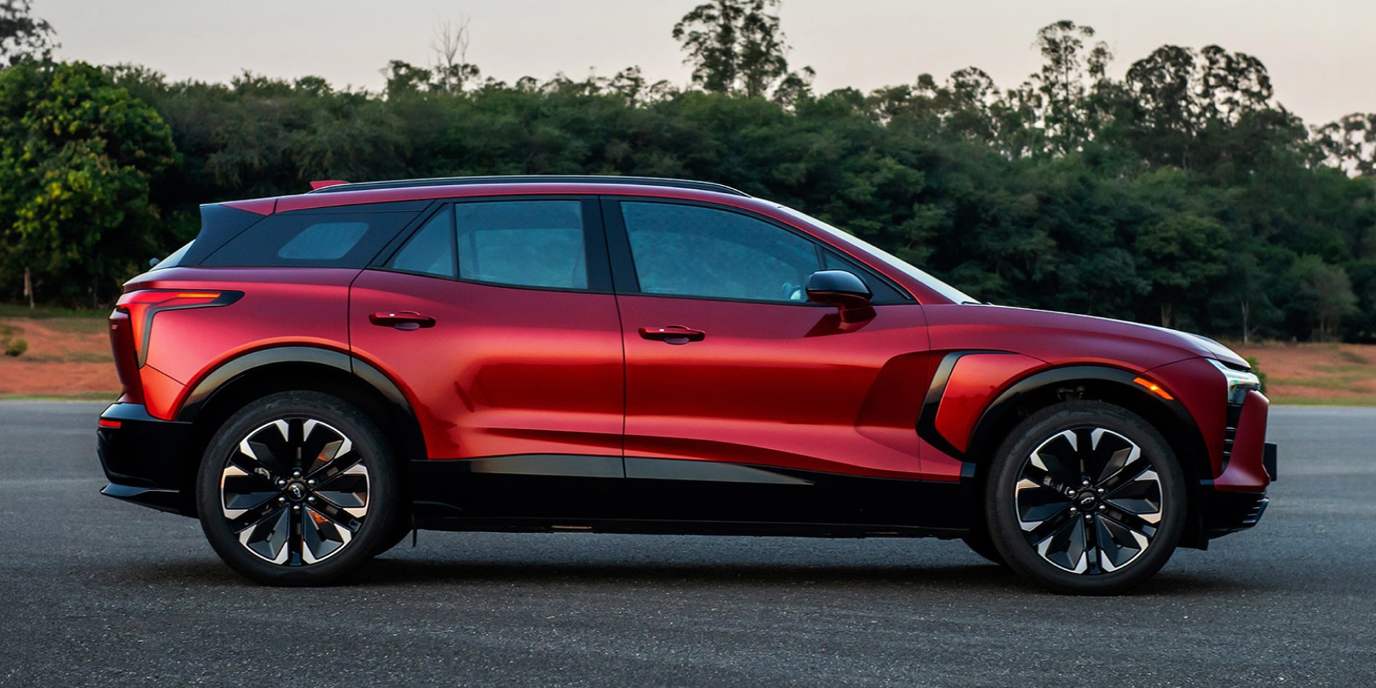Se impressione com o design externo da Chevrolet Blazer EV RS