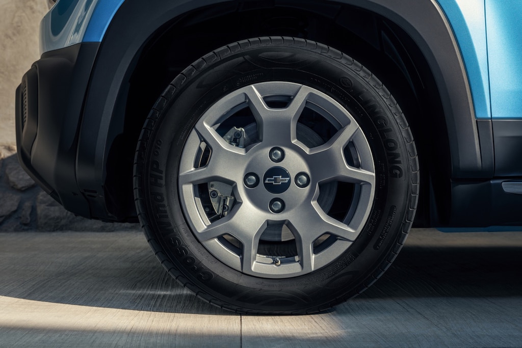 A roda do Spark EUV tem um visual esportivo que valoriza o design do carro