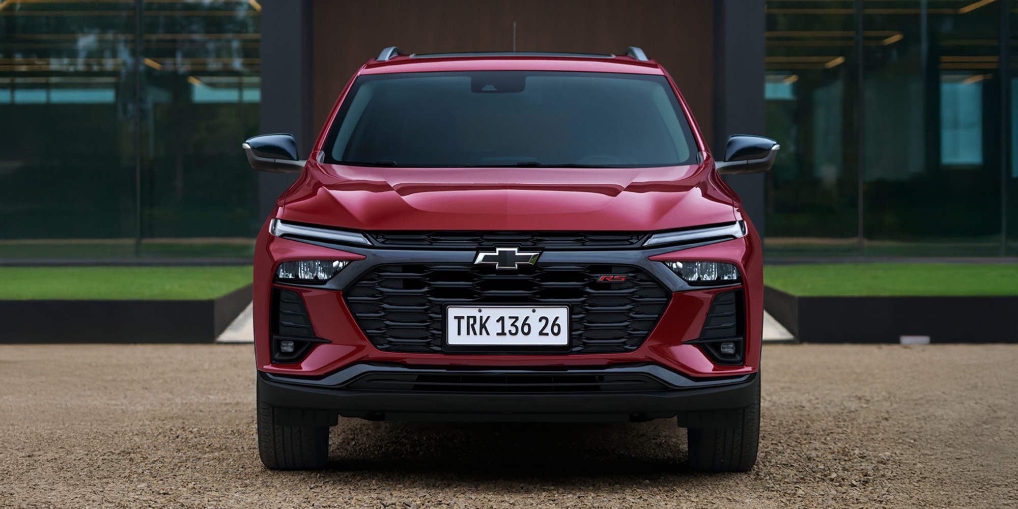 Design frontal Chevrolet Tracker 2026 com faróis em LED