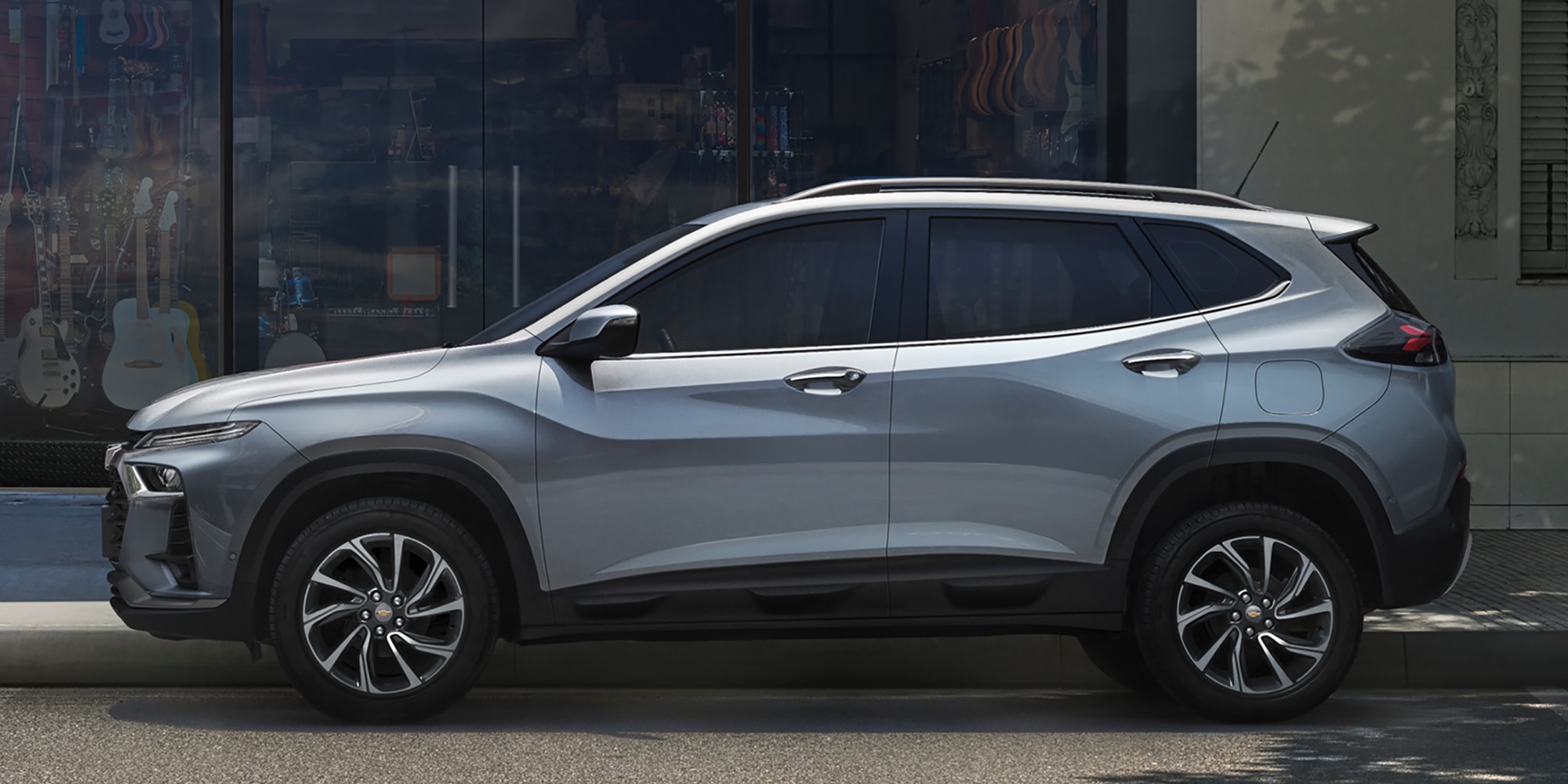 Design lateral Chevrolet Tracker 2026 com rodas exclusivas